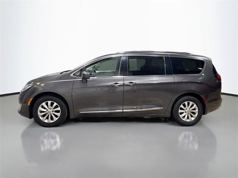 Used 2018 Chrysler Pacifica Touring-L image 8