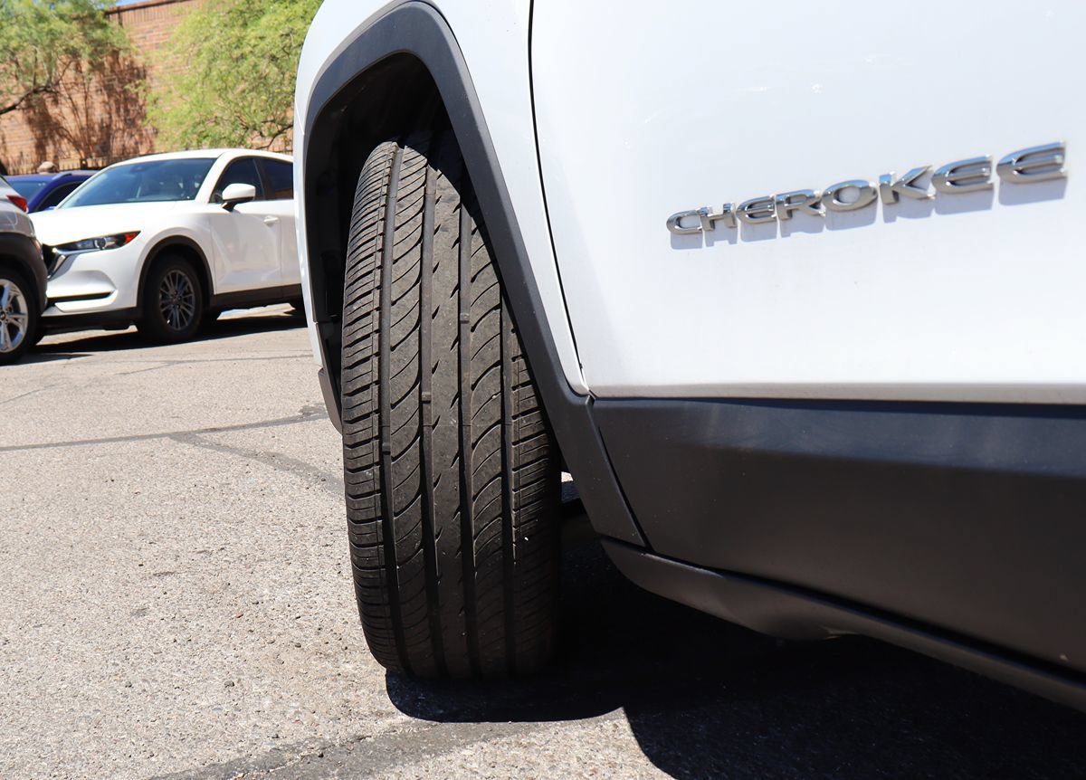 Used 2020 Jeep Cherokee Latitude FWD image 6