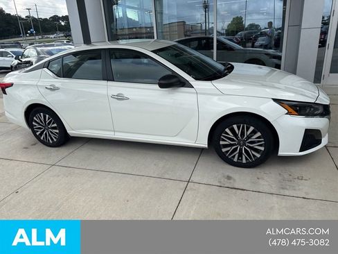 Used 2025 Nissan Altima 2.5 SV FWD image 5