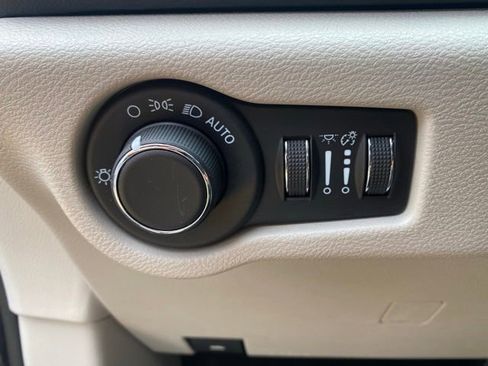 Used 2023 Chrysler Voyager LX FWD image 16