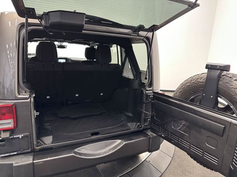 Used 2018 Jeep Wrangler Unlimited Sahara w/ Connectivity Group AWD/4WD image 27