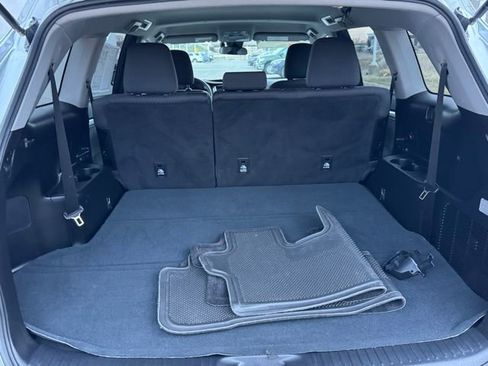 Certified 2017 Toyota Highlander LE w/ Carpet Mat Package AWD/4WD image 38