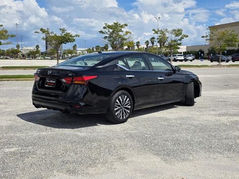 Used 2023 Nissan Altima 2.5 SV w/ SV Premium Package FWD image 5