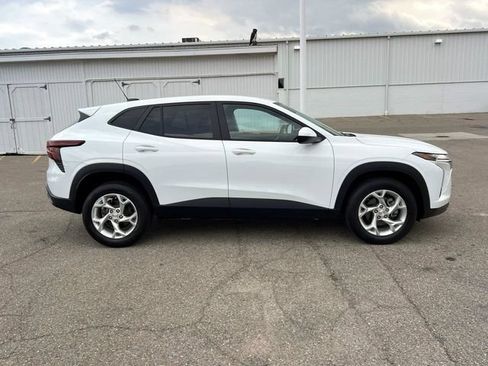 Certified 2024 Chevrolet Trax LS w/ LS Convenience Package FWD image 8