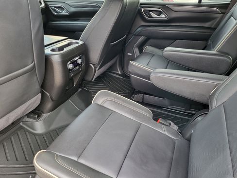 Used 2024 GMC Yukon SLT w/ SLT Luxury Package image 8