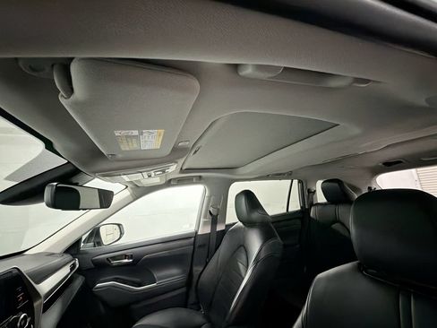 Used 2023 Toyota Highlander XLE FWD image 18