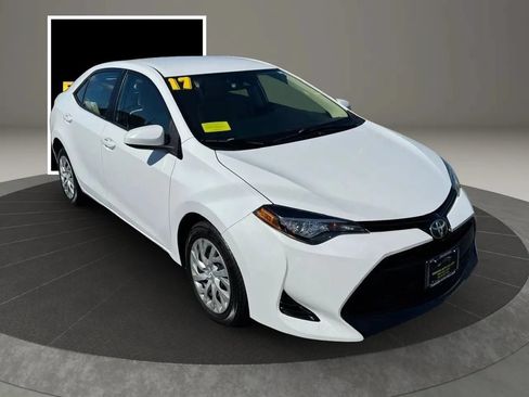 Used 2017 Toyota Corolla LE w/ Carpet Mat Package (TMS) FWD image 3