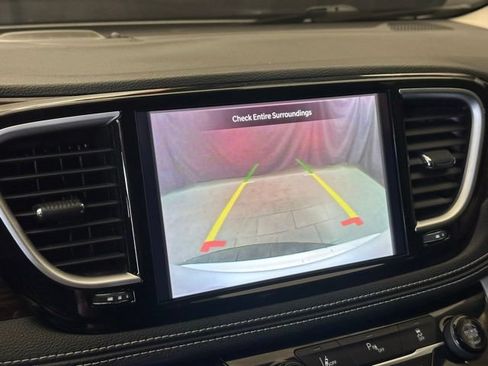 Used 2023 Chrysler Pacifica Limited FWD image 28