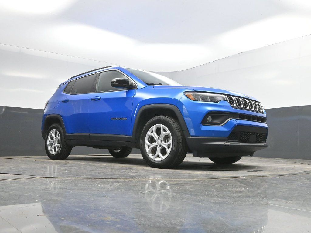 Used 2024 Jeep Compass Latitude AWD/4WD image 32