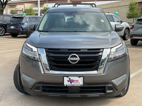 Used 2022 Nissan Pathfinder SV image 3