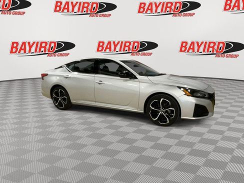 Used 2024 Nissan Altima 2.5 SR FWD image 2
