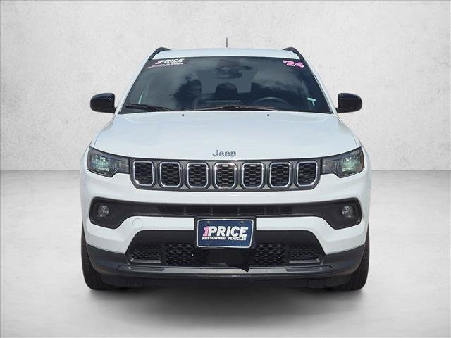 Used 2024 Jeep Compass Latitude AWD/4WD image 2