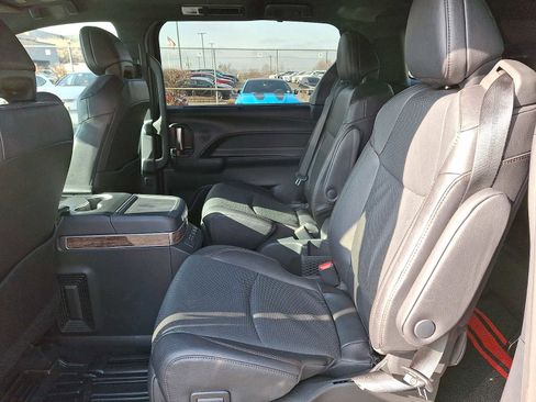 Used 2025 Toyota Sienna Platinum AWD/4WD image 8