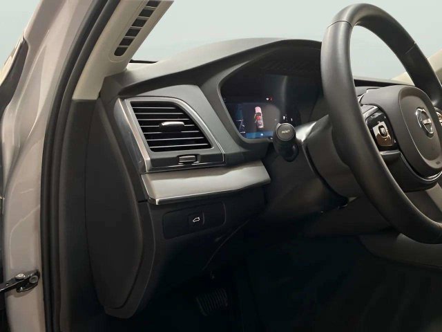 Used 2025 Volvo XC90 B5 Core AWD/4WD image 33