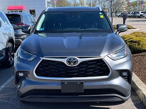 Used 2023 Toyota Highlander XLE image 2