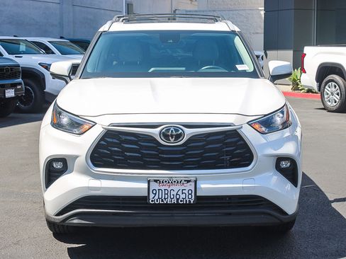 Used 2022 Toyota Highlander XLE FWD image 2
