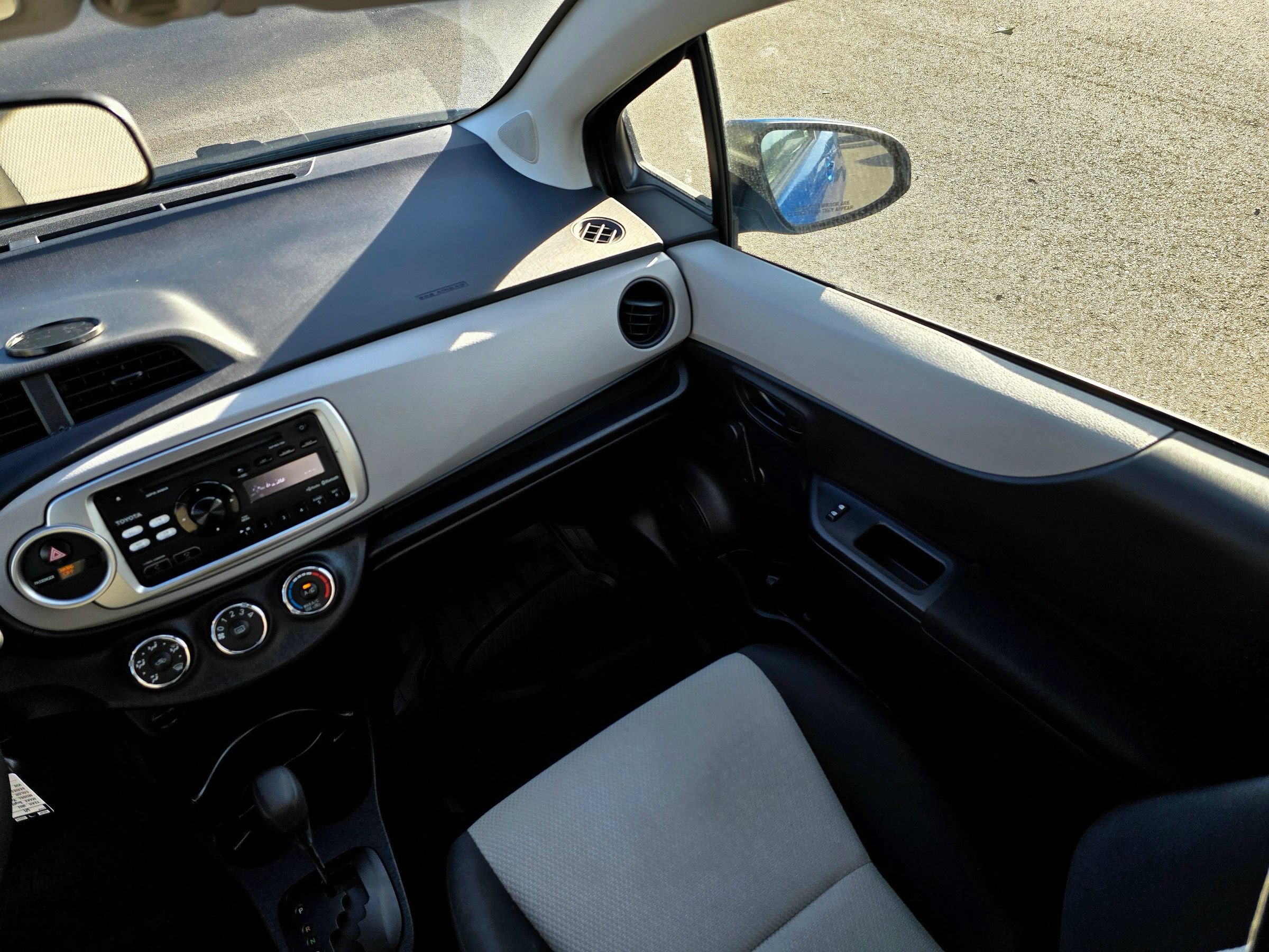 Used 2013 Toyota Yaris L FWD image 33