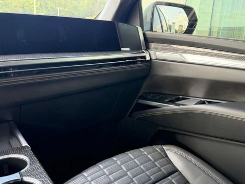 Used 2025 Cadillac Escalade ESV V AWD/4WD image 23