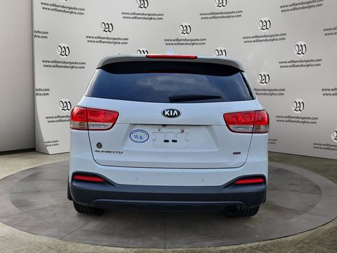 Used 2016 Kia Sorento LX w/ LX Convenience Package image 4