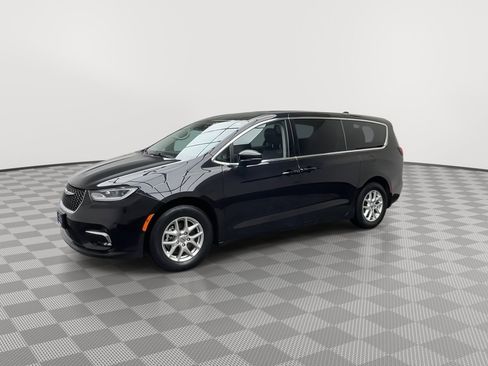 Used 2023 Chrysler Pacifica Touring-L FWD image 35
