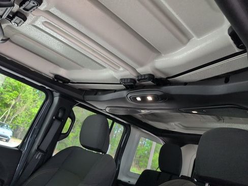 Used 2025 Jeep Wrangler Unlimited Sahara w/ Safety Group image 7