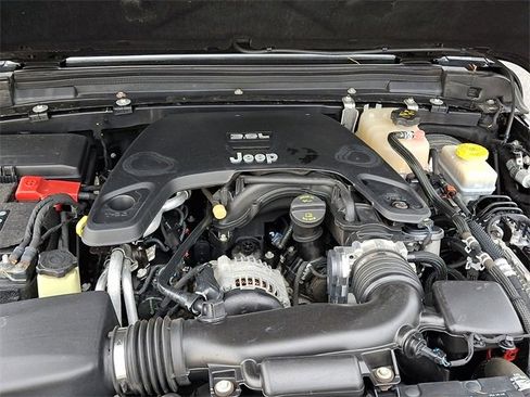 Used 2018 Jeep Wrangler Unlimited Sahara w/ Cold Weather Group image 27