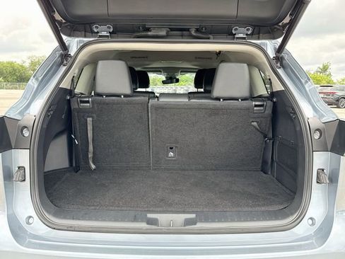 Used 2022 Toyota Highlander XLE FWD image 12