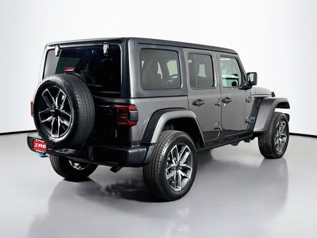 Used 2024 Jeep Wrangler Unlimited w/ Convenience Group AWD/4WD image 5