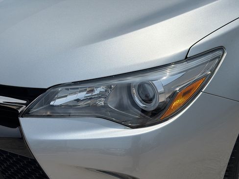 Used 2017 Toyota Camry SE FWD image 9