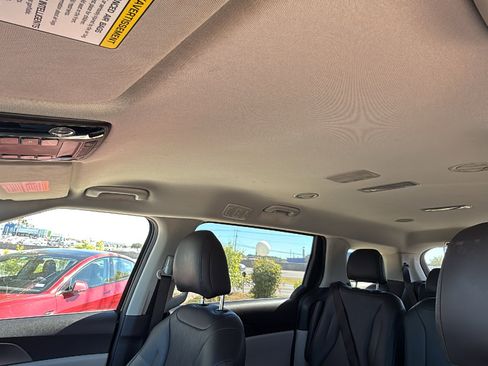 Used 2024 Kia Carnival LX image 12