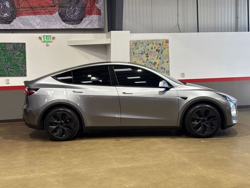 Used 2025 Tesla Model Y Long Range AWD/4WD image 4