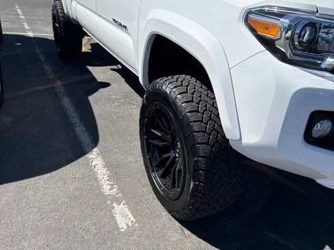 Used 2017 Toyota Tacoma TRD Sport AWD/4WD image 4