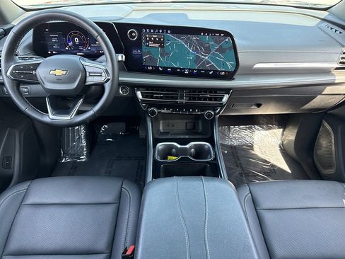 Used 2025 Chevrolet Traverse LT FWD image 2