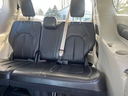 Used 2024 Chrysler Pacifica Touring-L image 33