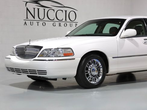 Used 2008 Lincoln Town Car Signature Limited RWD image 24