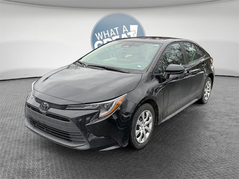 Used 2023 Toyota Corolla LE image 2