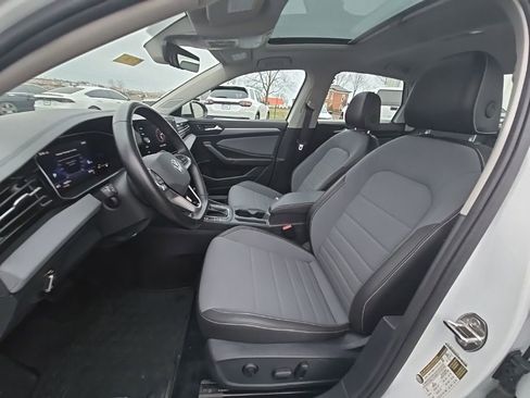 Used 2025 Volkswagen Jetta SE w/ Sunroof Package FWD image 13