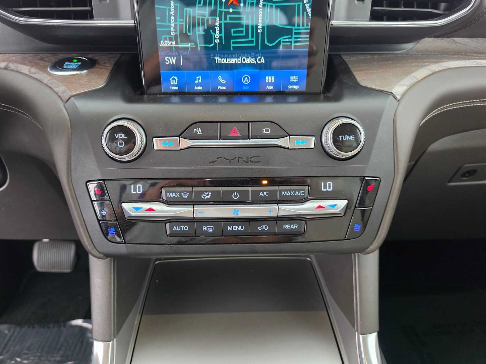 Used 2020 Ford Explorer Platinum w/ Premium Technology Package AWD/4WD image 31