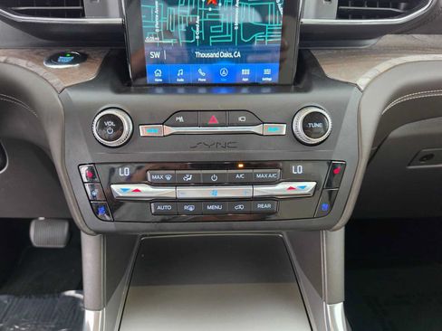 Used 2020 Ford Explorer Platinum w/ Premium Technology Package AWD/4WD image 31