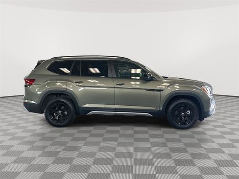 Used 2025 Volkswagen Atlas Peak Edition SE AWD/4WD image 4