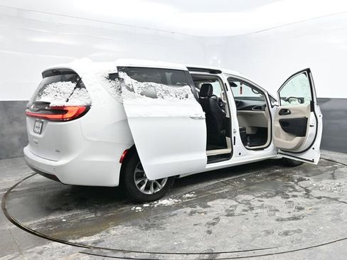 Used 2023 Chrysler Pacifica Touring-L image 45