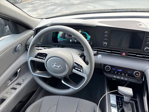 Certified 2025 Hyundai Elantra Hybrid FWD image 30