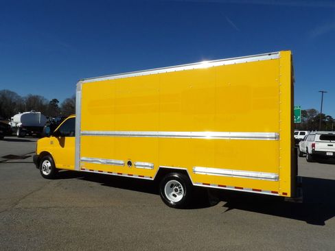 Used 2017 GMC Savana 3500 Extended image 4