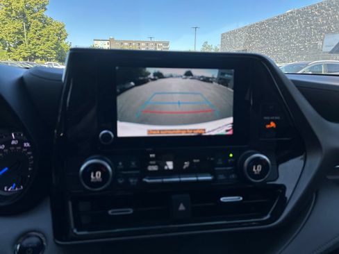 Used 2023 Toyota Highlander LE AWD/4WD image 19