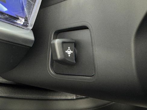 Used 2023 BMW 760i xDrive w/ Executive Package image 21