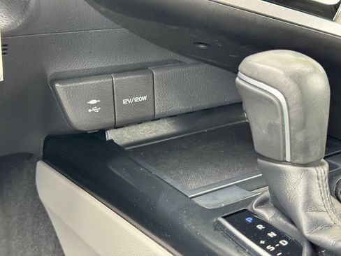 Used 2019 Toyota Camry SE w/ Carpet Mat Package FWD image 24