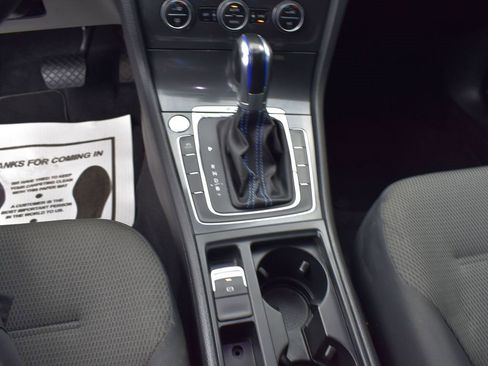Used 2017 Volkswagen e-Golf SE w/ DC Fast Charging Package image 17