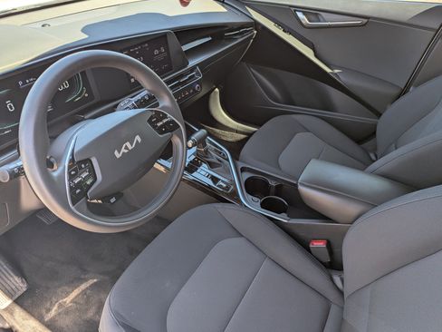 Used 2024 Kia Niro LX image 19