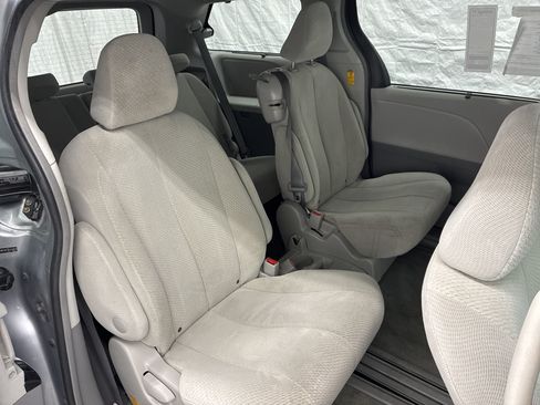 Used 2014 Toyota Sienna LE FWD image 11