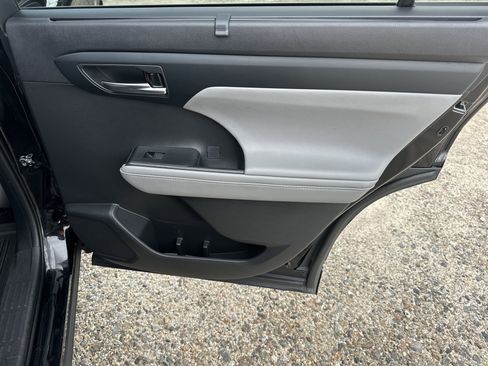 Used 2022 Toyota Highlander XLE FWD image 18